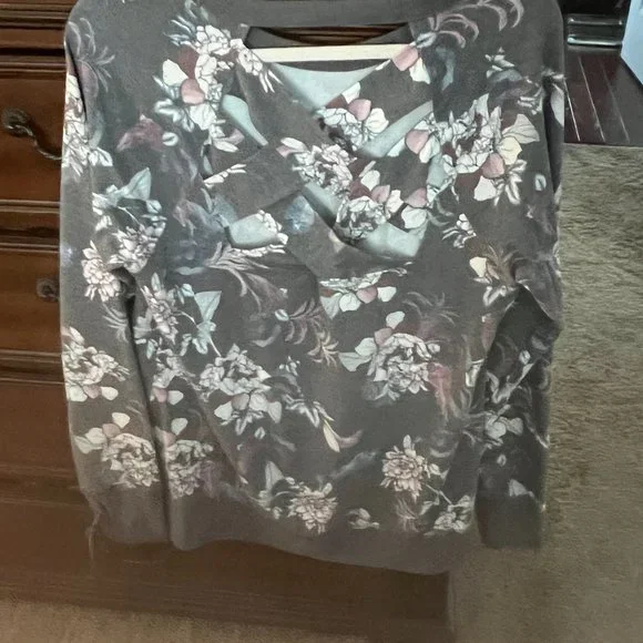 ACTIVEWEAR TOP - Picture 2 of 3